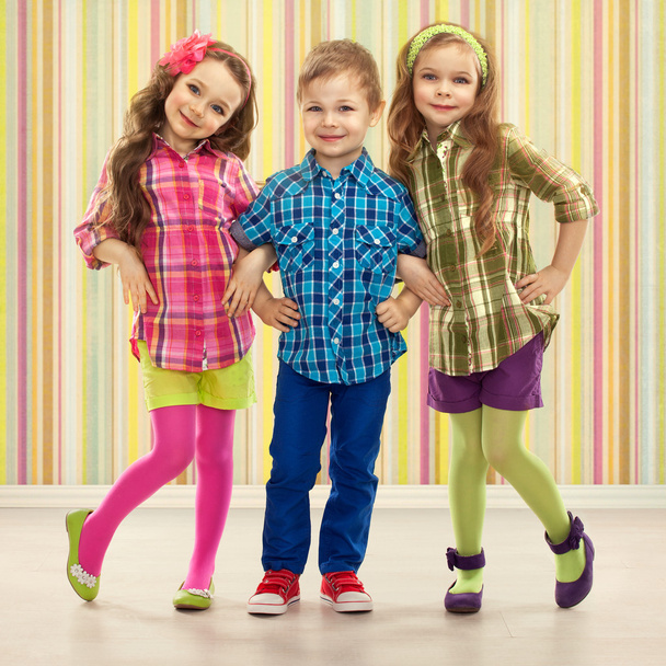 Lindos niños de moda están de pie juntos
 - Foto, Imagen
