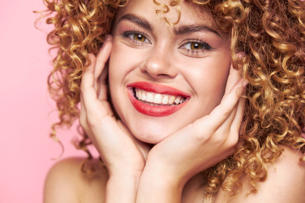 Aantrekkelijke vrouw gelukkig glimlach close-up krullend haar helder make-up  - Foto, afbeelding