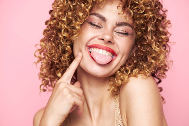 Attraente donna capelli ricci attaccare lingua chiuso occhi divertimento  - Foto, immagini