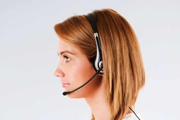 Operador de centro de llamadas joven con los auriculares
 - Foto, Imagen