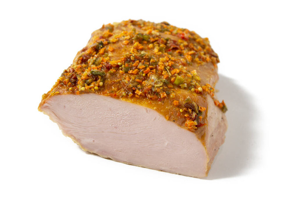 Předkrm pečené maso s černým pepřem izolované na bílém pozadí zblízka - Fotografie, Obrázek