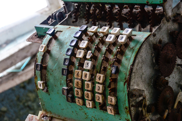 vecchio e danneggiato registro (conteggio) macchina in superma abbandonato
 - Foto, immagini