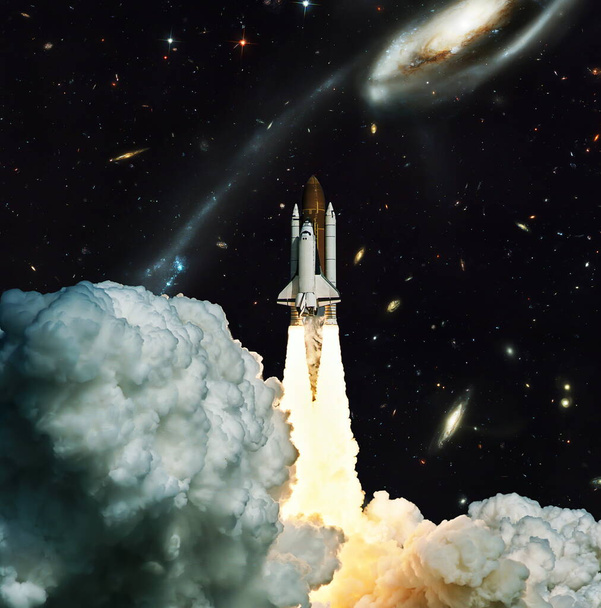 ロケットが宇宙に出発します。宇宙船の打ち上げは夜空に飛び立ちます。この画像の要素NASA - 写真・画像