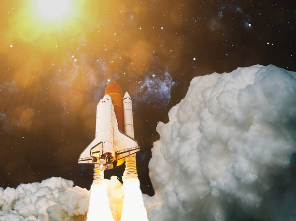 宇宙船は星空の中に離陸します。宇宙の打ち上げ。NASAによって提供されたこの画像の要素 - 写真・画像