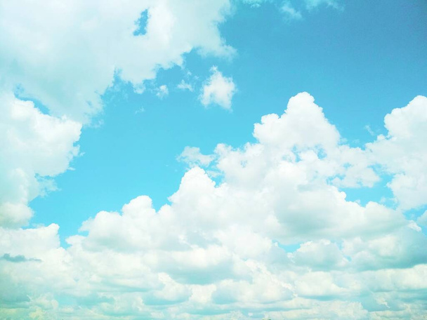 Хмари з вовняного пакету, що піднімаються на блакитному небі, природний фон
  - Фото, зображення