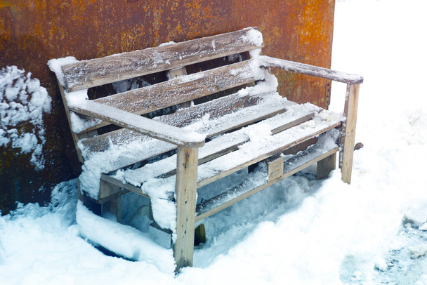 Bahçe ahşap bankı Kış günü karla kaplı - Fotoğraf, Görsel