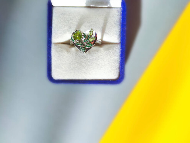 Обручальное кольцо в подарочной коробке - Фото, изображение