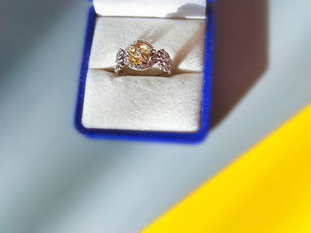 ギフトボックスでの婚約指輪 - 写真・画像