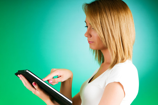 dziewczyna z komputera przenośnego typu tablet - Zdjęcie, obraz