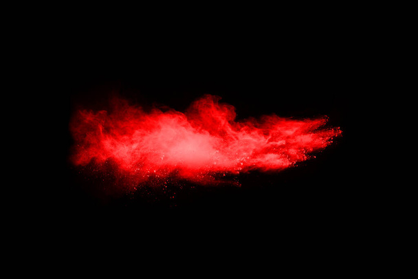 polvo rojo abstracto explosión sobre fondo negro.polvo rojo abstracto salpicado sobre fondo negro. Congelar el movimiento del polvo rojo explotando. - Foto, imagen