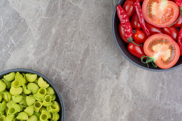 Зелені домашні пасти з перцем чилі та помідорами. Високоякісна фотографія
 - Фото, зображення