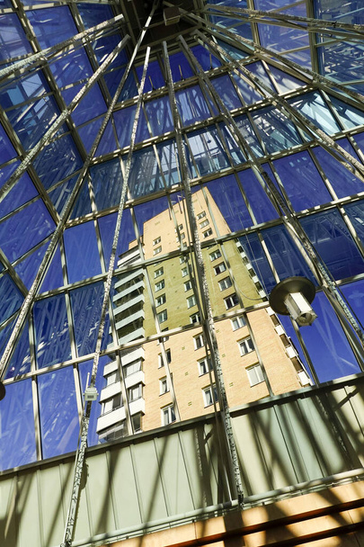 Estocolmo, Suécia Um teto de vidro e céu azul no centro comercial Jakobsberg Centrum e praça e um prédio residencial. - Foto, Imagem