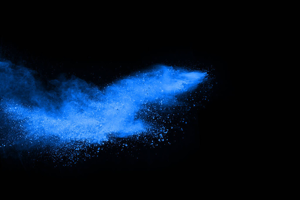 Абстрактний синій порошок розділений фон, заморожування руху кольорового порошку вибуху / кидання кольорового порошку, текстури кольорового глютера на чорному тлі
. - Фото, зображення