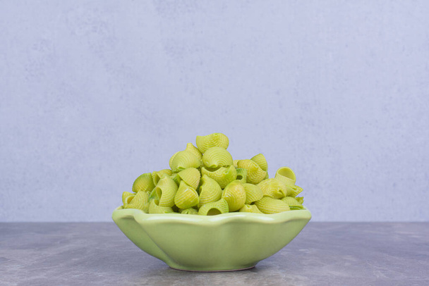 Зелений колір домашньої пасти в тарілці на мармурі. Високоякісна фотографія
 - Фото, зображення