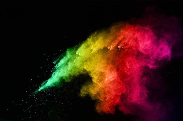 абстрактный взрыв цветной пыли на черном фоне. Абстрактный порошок брызги фона, замораживание движения цветового порошка взрывающийся / бросая цветовой порошок, разноцветный блеск текстуры. - Фото, изображение