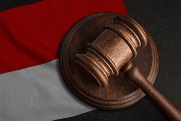 Gavel bíró és Indonézia zászlaja. Törvény és igazságszolgáltatás Indonéziában. A jogok és szabadságok megsértése. - Fotó, kép