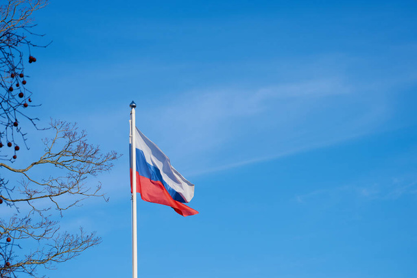 Orosz zászló fúj a szél az ég háttér                                 - Fotó, kép
