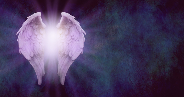 Ángel rústico Mensaje Fondo alas de ángel teñido de púrpura con centro de luz brillante sobre un fondo texturizado efecto piedra azul oscuro con un montón de espacio para el texto - Foto, imagen