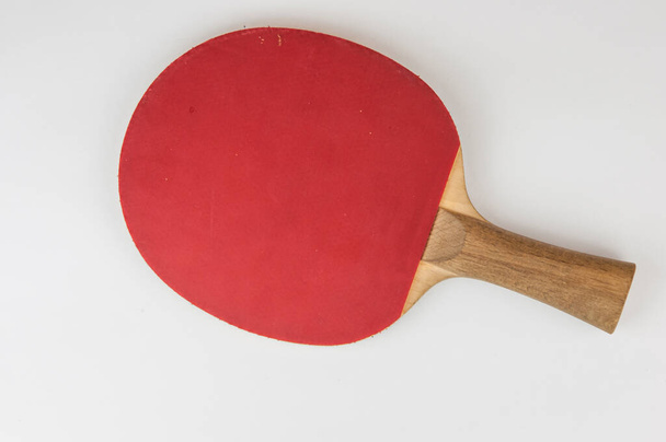 Una raqueta de ping pong. Equipo de tenis de mesa sobre fondo blanco. - Foto, imagen
