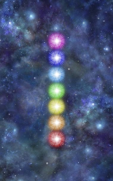 I sette chakra maggiori Sfondo cosmico - una pila ordinata di sette vortici di chakra colorati arcobaleno su uno sfondo scuro dello spazio profondo con spazio di copia - Foto, immagini