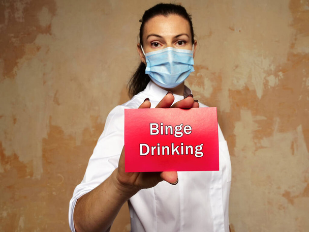 Gesundheitskonzept zum Binge Drinking mit Schild auf dem Laken - Foto, Bild