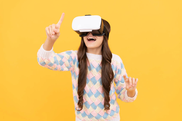 VR kulaklıkla. Çocuk video oyunu oynuyor. Dijital gelecek ve yenilik. Sanal gerçeklik gözlüklü çocuk. Modern kablosuz teknoloji. Çocukluk gelişimi. Mutlu genç kız kablosuz internet gözlüğü takıyor.. - Fotoğraf, Görsel