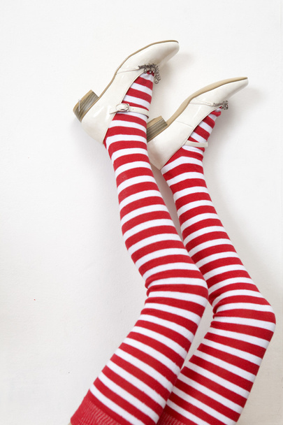 Donna gambe che indossano calze a strisce
 - Foto, immagini