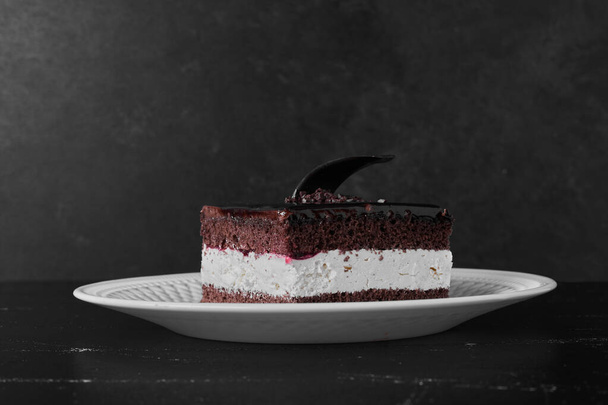 maukas suklaakakku valkoisella lautasella - Valokuva, kuva