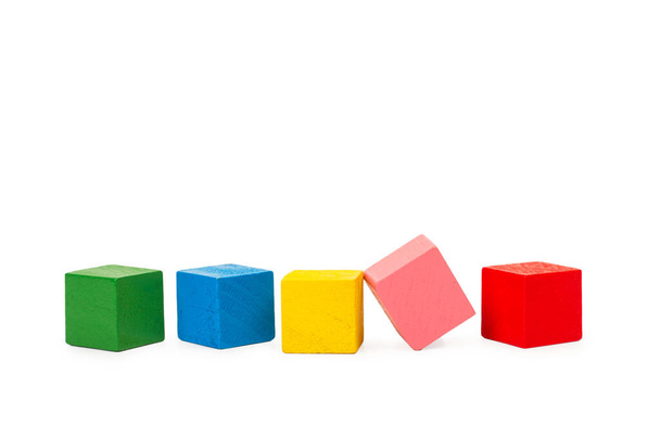 Cubes en bois colorés sur fond blanc - Photo, image