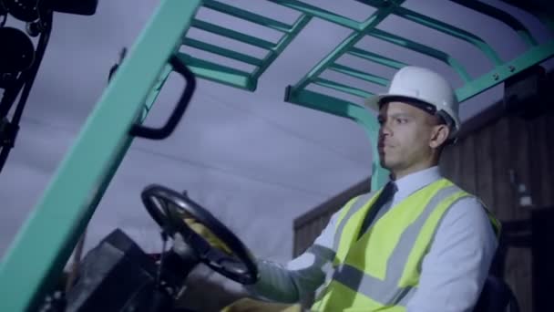 Forklift truck driver manoeuvring truck - Footage, Video