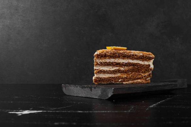  sabroso pastel sobre fondo de mesa negro - Foto, imagen