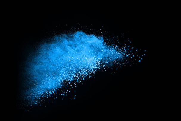 abstracto polvo azul salpicado fondo, congelar el movimiento del polvo de color que explota / tirar polvo de color, textura de brillo de color sobre fondo negro. - Foto, imagen