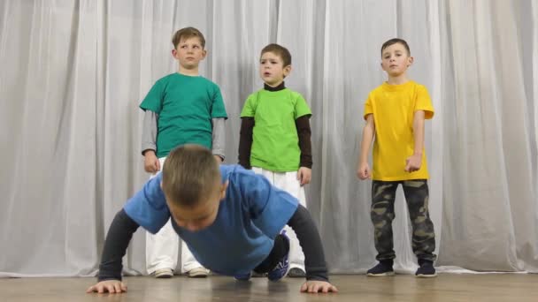Atleta em uma camiseta azul treina flexões do chão - Filmagem, Vídeo