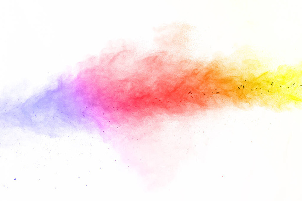 αφηρημένη σκόνη πιτσιλισμένο φόντο. Πολύχρωμη έκρηξη σκόνης σε λευκό φόντο. Χρωματιστό σύννεφο. Πολύχρωμη σκόνη εκραγεί. Βαφή Holi. - Φωτογραφία, εικόνα