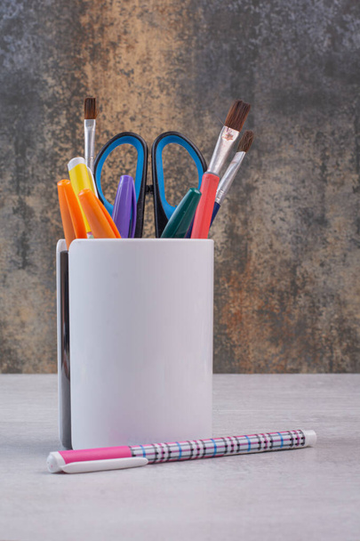 Nożyczki, szczotki i ołówki w uchwycie na długopisy. Wysokiej jakości zdjęcie - Zdjęcie, obraz