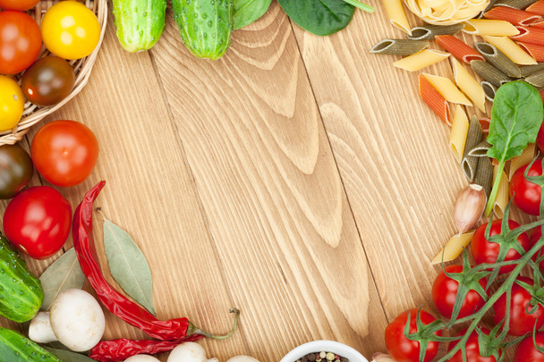 Ingredientes frescos para cozinhar: macarrão, tomate, pepino, cogumelos
 - Foto, Imagem