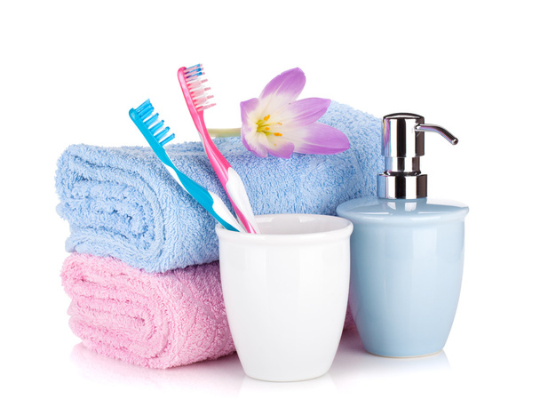 tandenborstels, zeep en handdoeken zijn twee - Foto, afbeelding