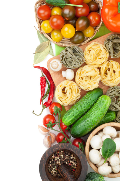 φρέσκα υλικά για τη μαγειρική: μακαρόνια, ντομάτα, αγγούρι, μανιτάρια - Φωτογραφία, εικόνα
