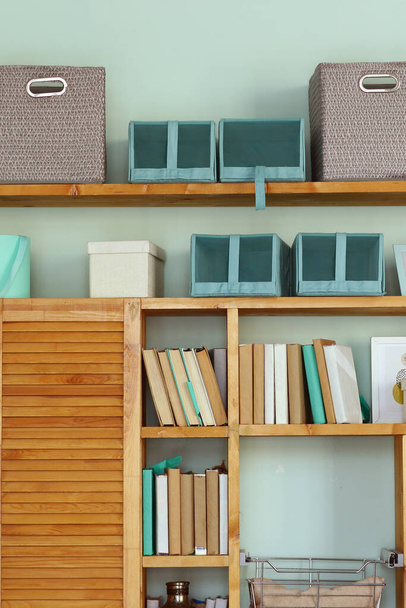 Schlafzimmerecke mit Bücherregalen, Kisten im offenen Schrank Nahaufnahme Foto - Foto, Bild