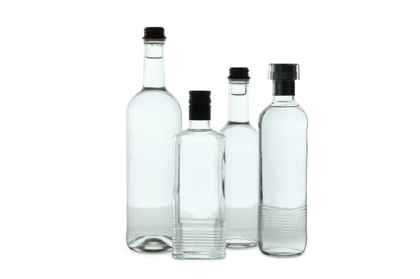 Blanco flessen wodka geïsoleerd op witte achtergrond - Foto, afbeelding