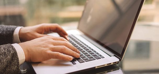 Detailní záběr mužských rukou s laptopem. Člověk pracuje doma na dálku. Práce na dálku - Fotografie, Obrázek