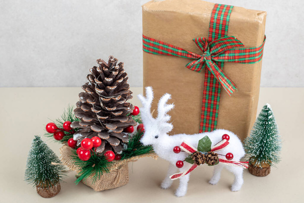 Χριστουγεννιάτικα παιχνίδια με χάρτινο κουτί σε λευκό φόντο. Υψηλής ποιότητας φωτογραφία - Φωτογραφία, εικόνα