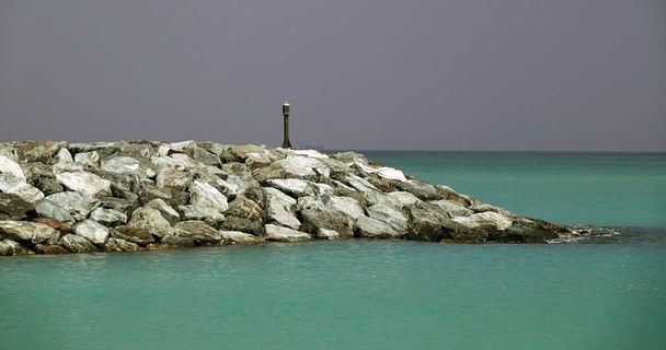 Vlnolamy z náspu obrovských kamenů na ochranu pláže před mořskou vlnou - Fotografie, Obrázek