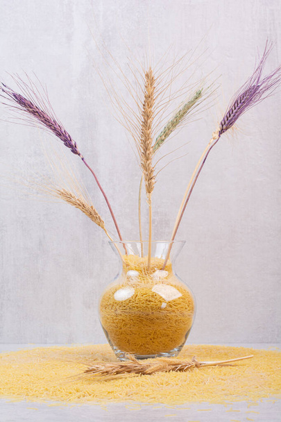 Смачний жовтий вермішель з вазою пшениці. Високоякісна фотографія
 - Фото, зображення