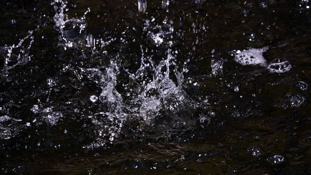 Vesi suihkulähde lentää, tippuu, vaahdot, virtaa - Valokuva, kuva