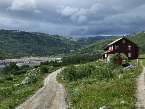 Casa em montanhas - Noruega
 - Foto, Imagem