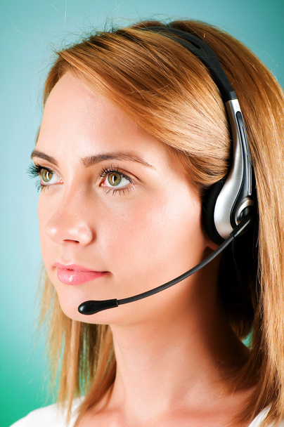 jonge call center operator met de headset - Foto, afbeelding