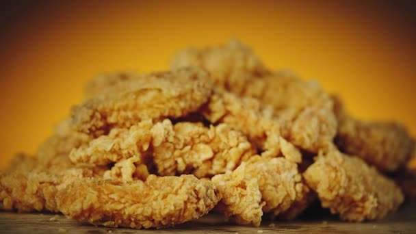 Lassított felvétel sült csirkéről. Közelkép arany ropogós szárnyak, lábak és csíkok - Felvétel, videó