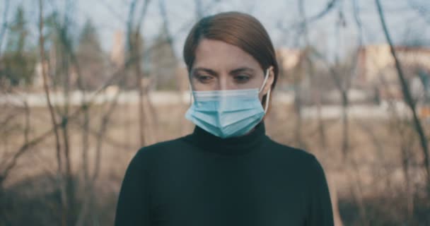 Portret van een trieste vrouw met masker op mond en neus. - Video
