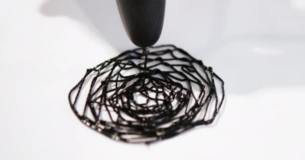 Man 3D pen tekening cirkels close-up op wit papier - Video
